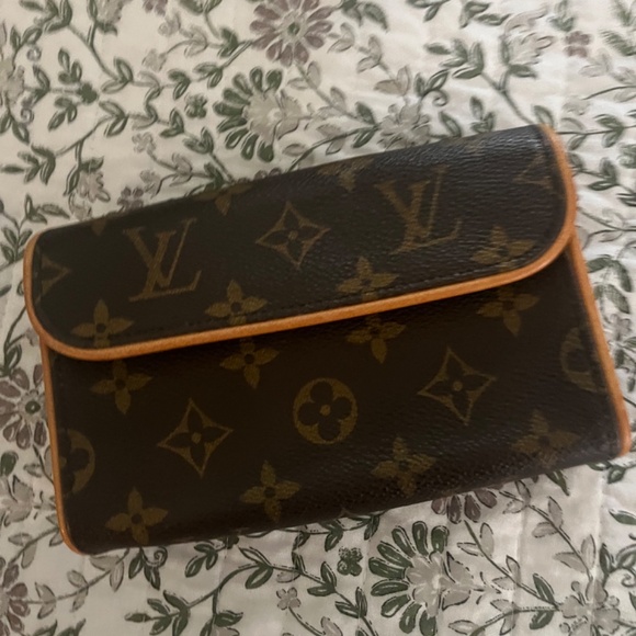 Louis Vuitton - Picture 3 of 6